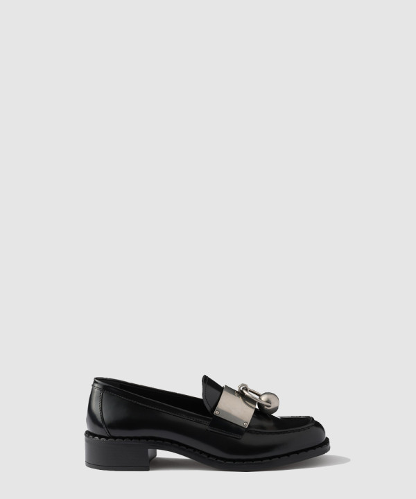 [PRADA-프라다]메탈 디테일이 돋보이는 브러시드 가죽 로퍼 1D981N